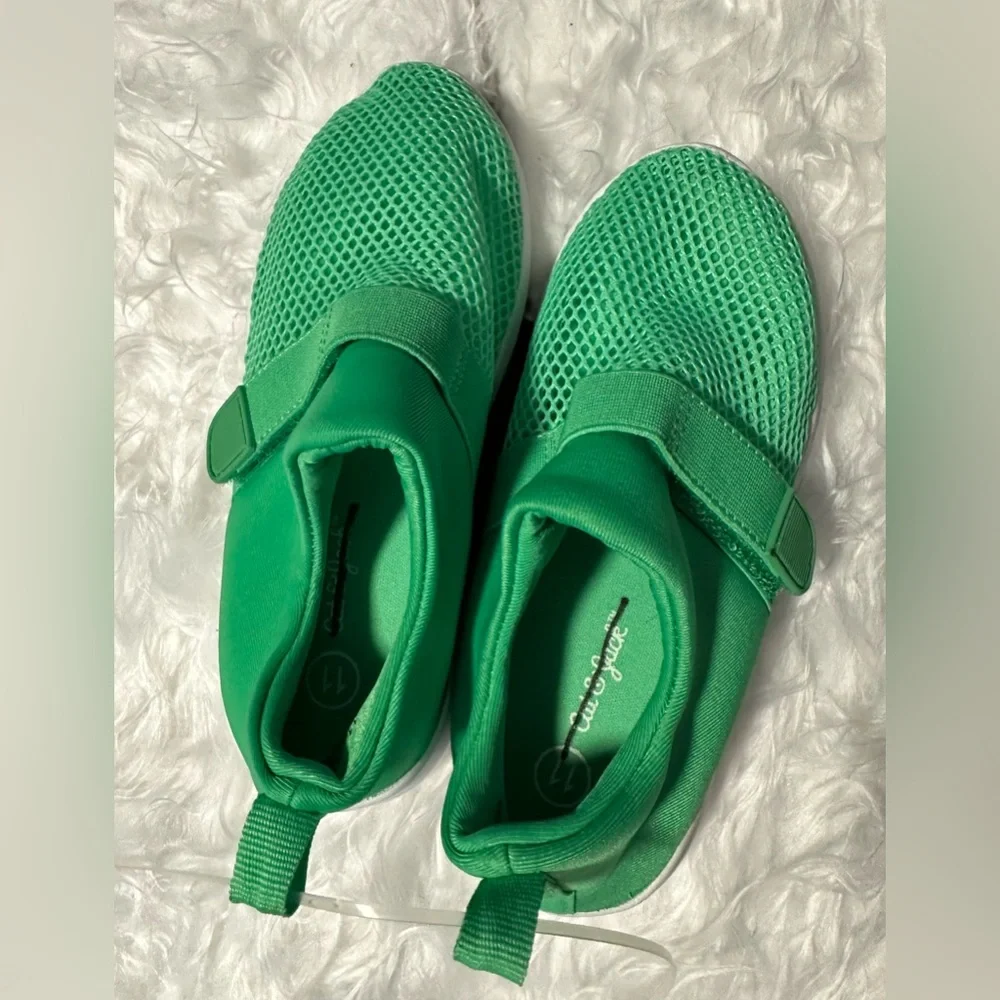 Green water shoes